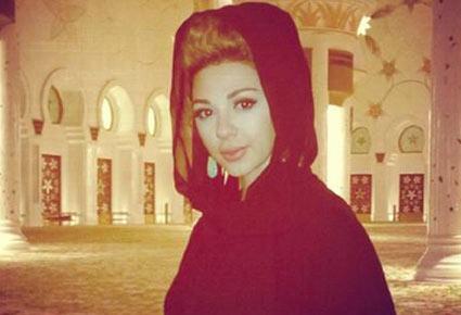 ميريام فارس ترتدي الحجاب في مسجد شيخ زايد